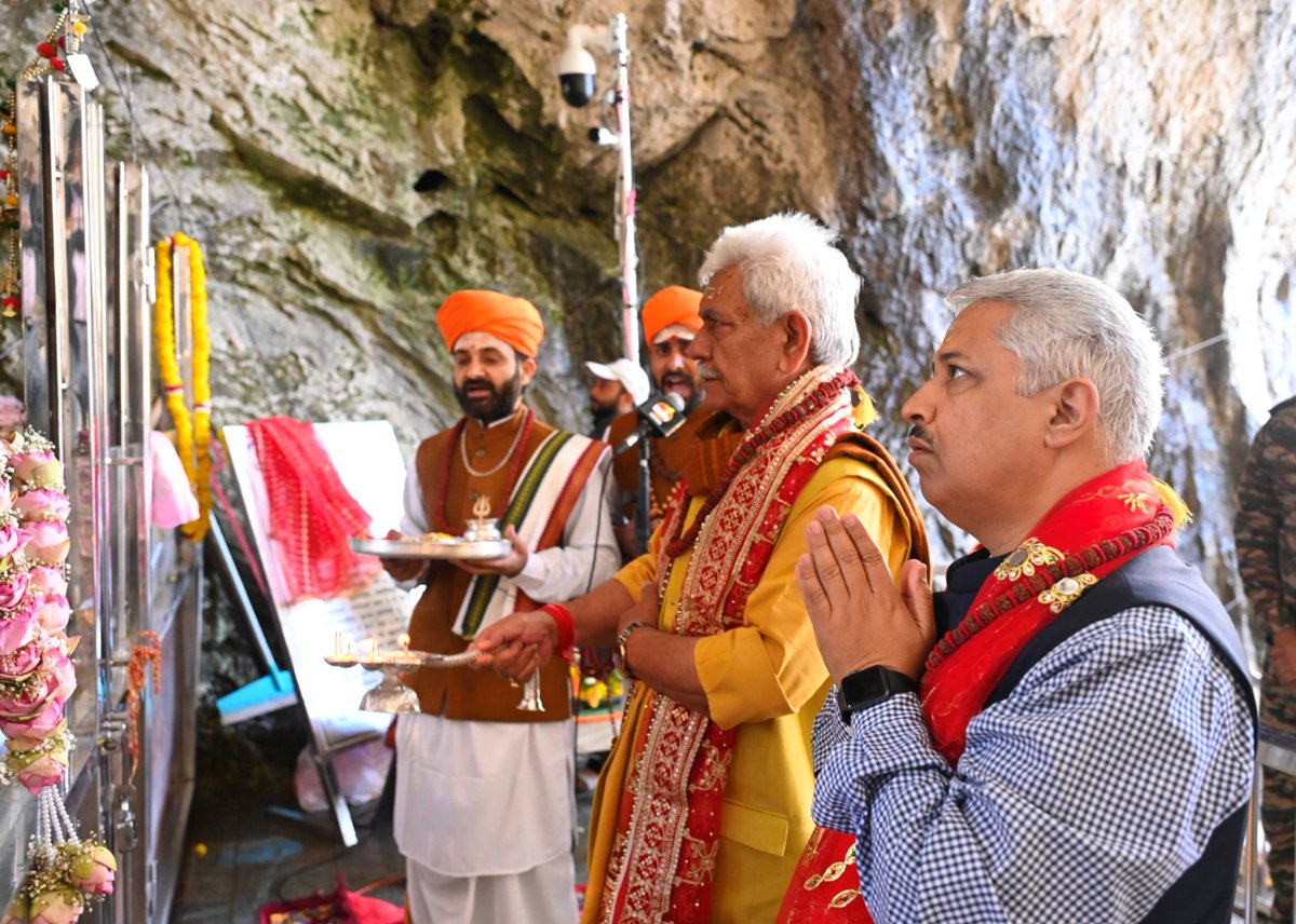 जम्मू-काश्मीरचे उपराज्यपाल आणि श्री अमरनाथजी श्राइन बोर्ड (SASB) चे अध्यक्ष मनोज सिन्हा यांनी पूजेत भाग घेतला.