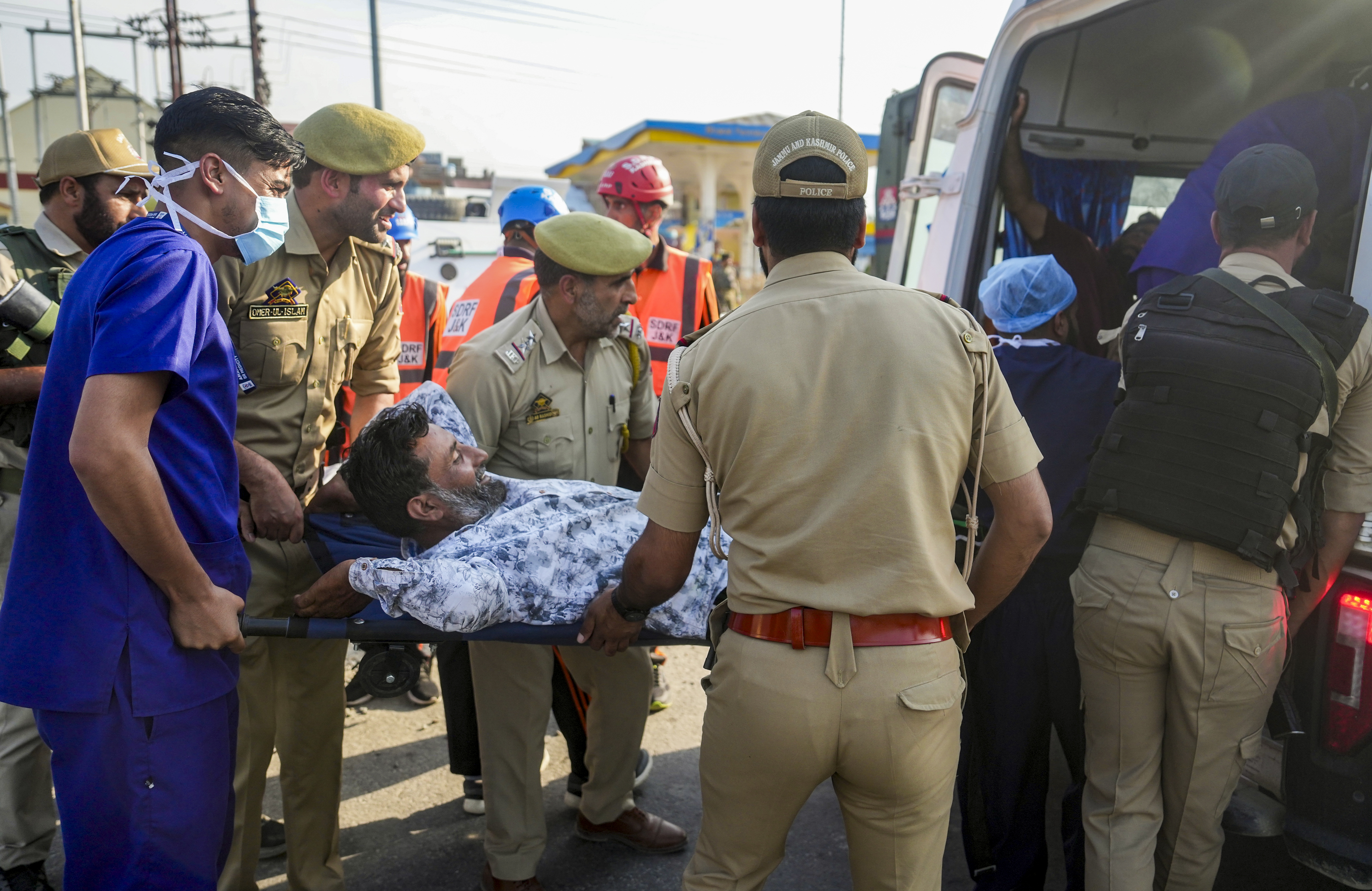 जम्मूमध्ये पोलिस आणि वैद्यकीय कर्मचाऱ्यांनी अमरनाथ यात्रेच्या पार्श्वभूमीवर मॉकड्रिल केली.