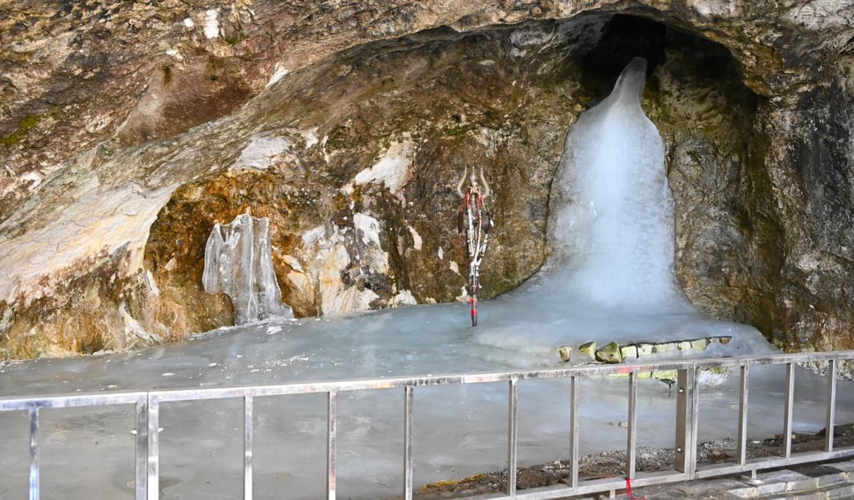 बाबा बर्फानी यांची सोमवारी पहिली पूजा झाली.