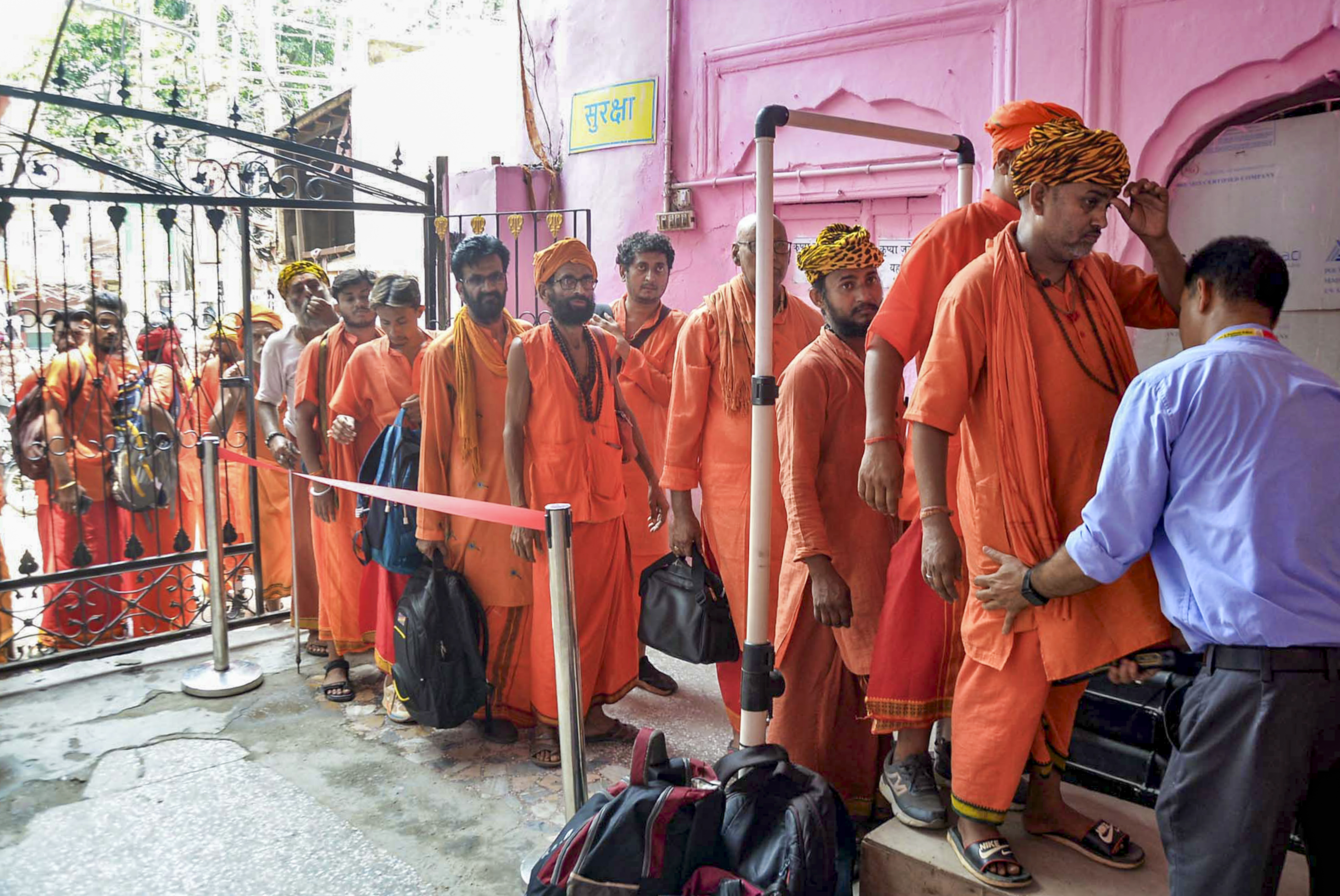 जम्मूमध्ये राम मंदिरात साधू बेस कॅम्पमध्ये येणाऱ्या साधूंची तपासणी केली जात आहे.