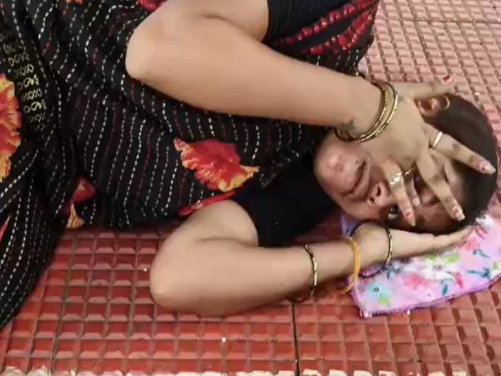 घटना के बाद महिला को मेडिकल कॉलेज में भर्ती कराना पड़ा.