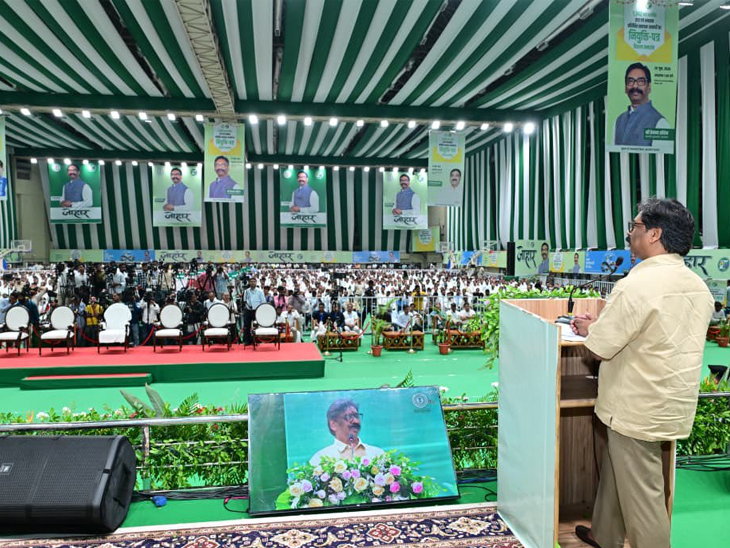 मुख्यमंत्री ने कहा कि हमारी सरकार ने निजी विद्यालयों के समानांतर राज्य में 'मुख्यमंत्री उत्कृष्ट विद्यालय' (Schools of Excellence) मॉडल को खड़ा किया है।