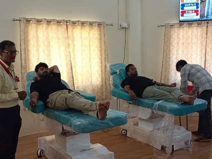 रोजाना करीब 50 से 60 लोग रक्तदान करने आते हैं।
