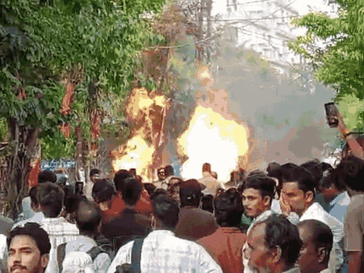 धमाके के बाद इलाके में अफरा-तफरी मच गई.