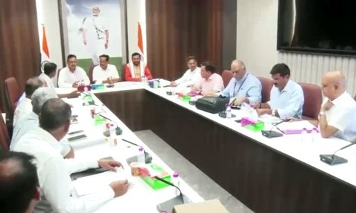 ये 6 दिन पुरानी तस्वीर है। इस तस्वीर में केंद्रीय जल शक्ति मंत्री सीआर पाटिल, हरियाणा सीएम नायब सैनी और राजस्थान के मुख्यमंत्री भजनलाल शर्मा मौजूद हैं। इस मीटिंग में ही यमुना के पानी को लेकर पूरे विवाद पर मंथन हुआ है।