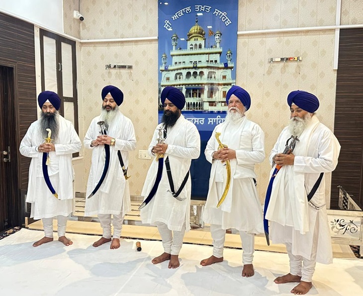 सिख मंत्रियों-विधायकों की पेशी से पहले अकाल तख्त के जत्थेदार ज्ञानी कुलदीप सिंह गड़गज(बीच में) समेत 5 सिंह साहिबानों ने अरदास की।