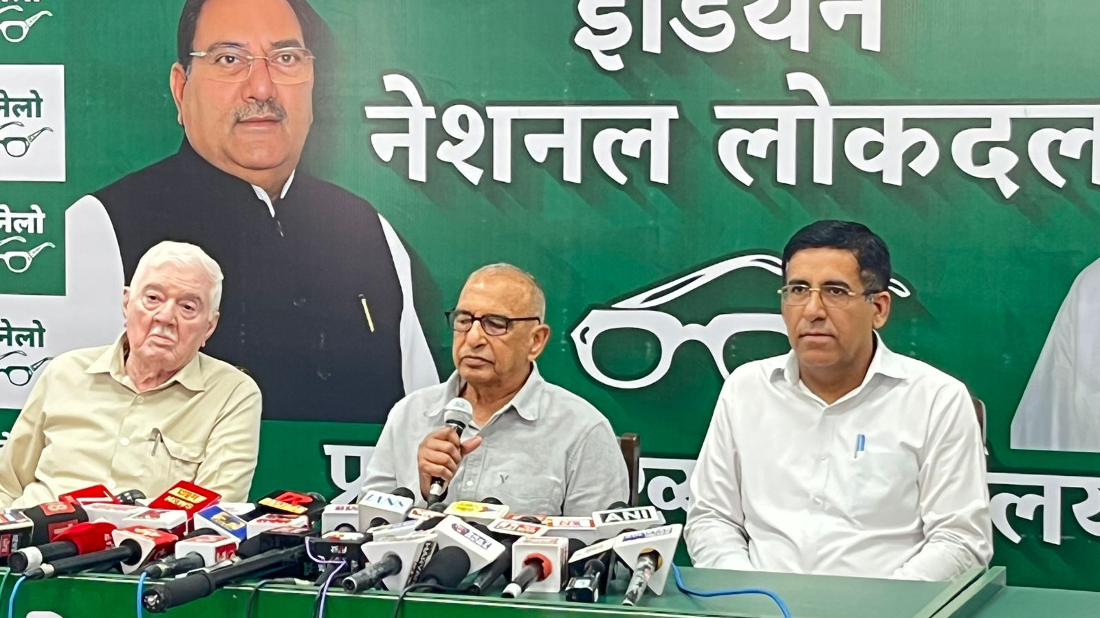 चंडीगढ़ ऑफिस में INLD नेता संपत सिंह पत्रकारों के सवालों के जवाब देते हुए।