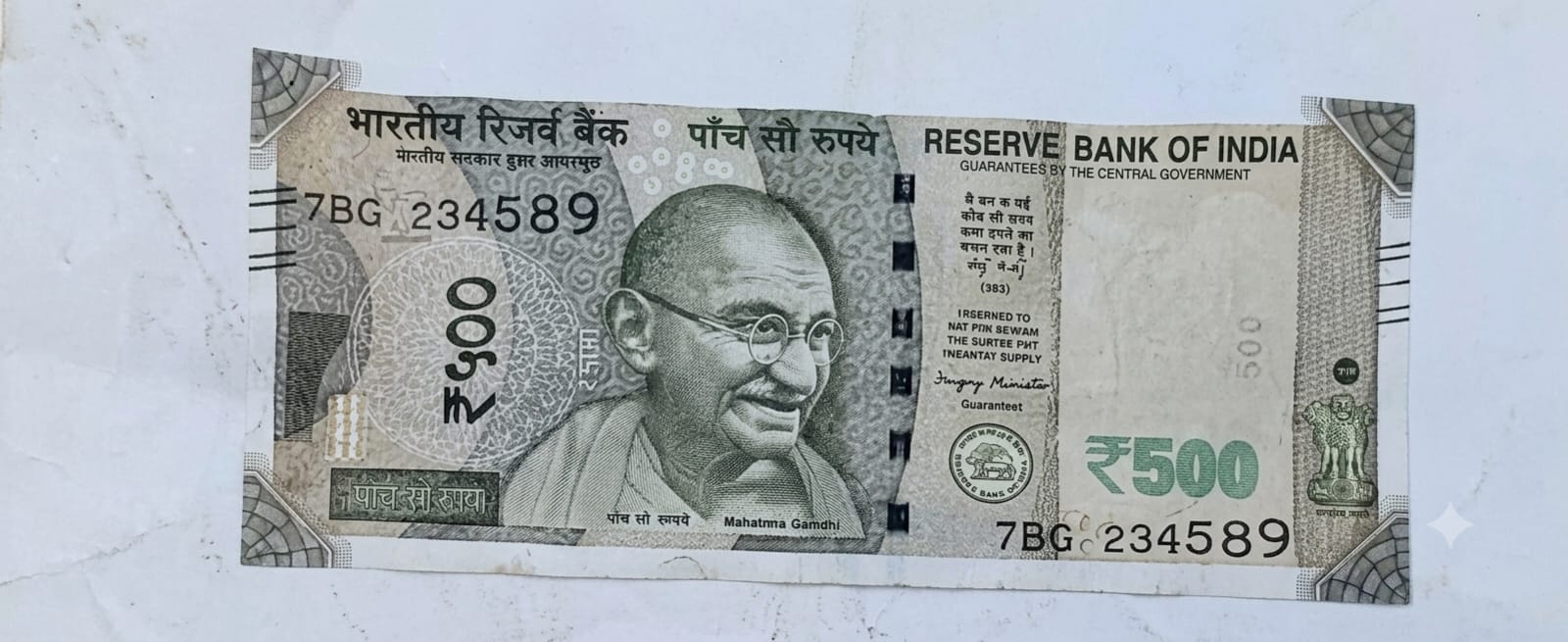होटल के कमरे से बरामद किया गया 500 का नकली नोट।