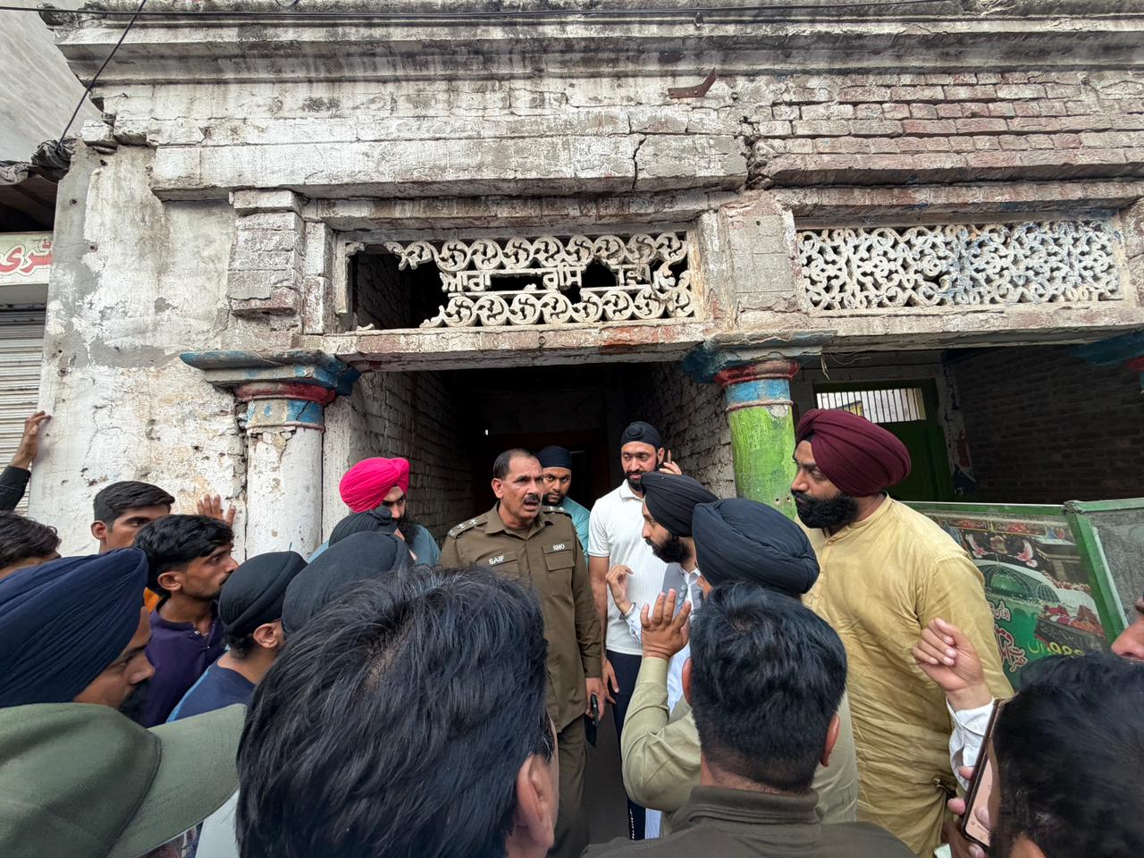 फारुखाबाद में गुरुद्वारा सिंह सभा की इमारत को गिराने से रोकने के लिए पहुंच लोग।
