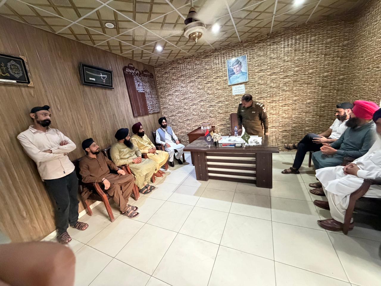 पाकिस्तानी के फारुखाबाद की पुलिस के साथ बातचीत करते सिख समुदाय के लोग।