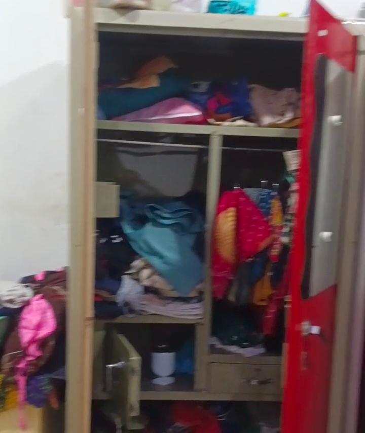लुटेरों ने अलमारी का लॉकर तोड़ दिया और पैसे ले गए