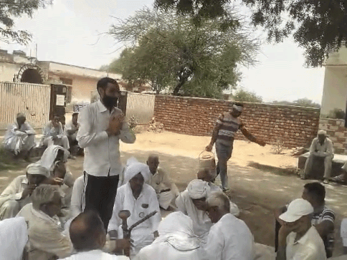 अनशन में साथ देने पहुंचे लोगों का हाथ जोड़कर धन्यवाद करते मनीषा के पिता संजय।