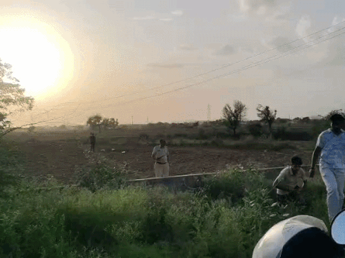 मौके पर पहुंची पुलिस व जमा लोगों की भीड़।