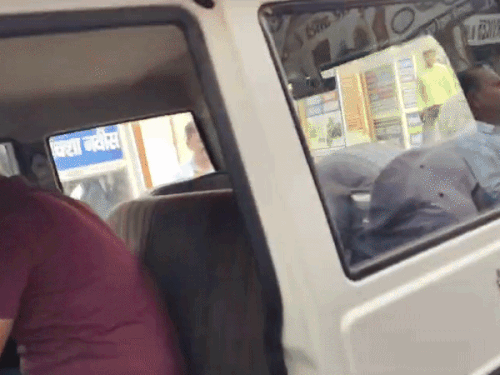 मुंह पर रूमाल बांधकर गाड़ी में बैठा आरोपी विकास।