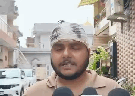 जानकारी देते हुए पीड़ित