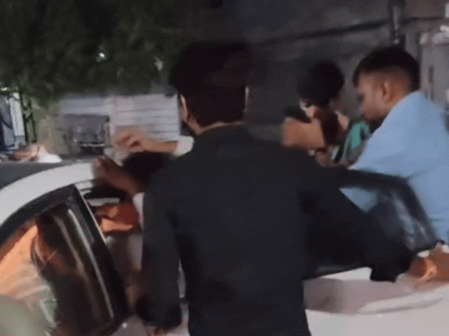 दुर्घटना के बाद आशीष द्वारा घायल रघुवीर को गाड़ी में आर आर हॉस्पिटल लाया गया