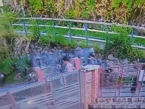 स्कूल गेट के बाहर मनीषा मित्तल पर फायरिंग करते हुए दो शूटर।