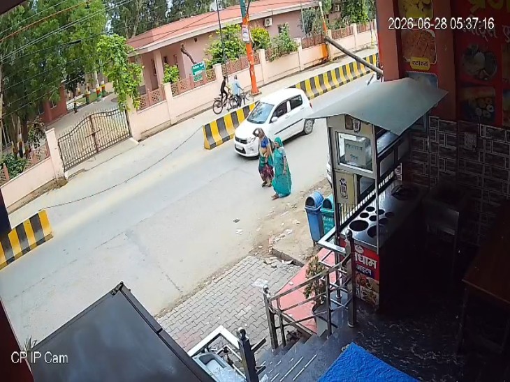 दोनों बहन सुबह टहलने के लिए निकली थीं