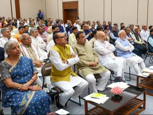 पिछले महीने पीएम ने मंत्रिपरिषद के साथ साढ़े 4 घंटे तक बैठक की थी।