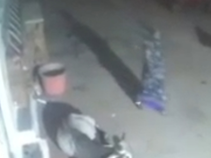 सीसीटीवी कैमरे में शादी की पहली रात के बाद अगली सुबह भागते हुए देखा गया
