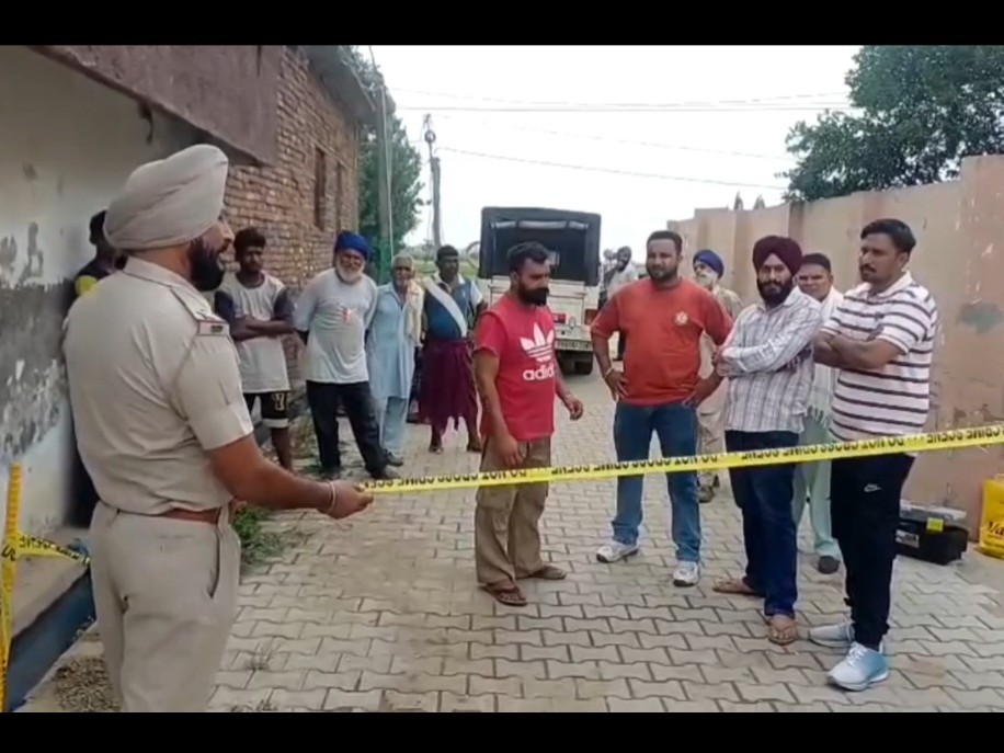 मौके पर पुलिस की टीम। - Dainik Bhaskar