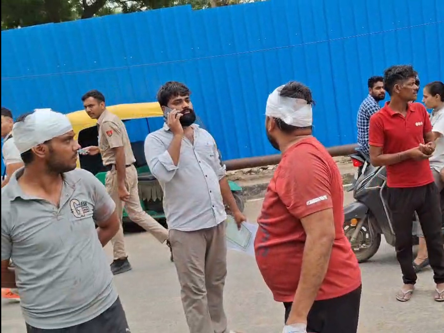 कृष्ण कुमार के घायल परिजन।