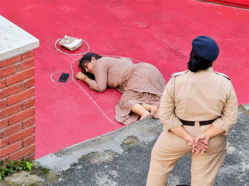 स्कूल गेट के बाहर मनीषा मित्तल का शव।