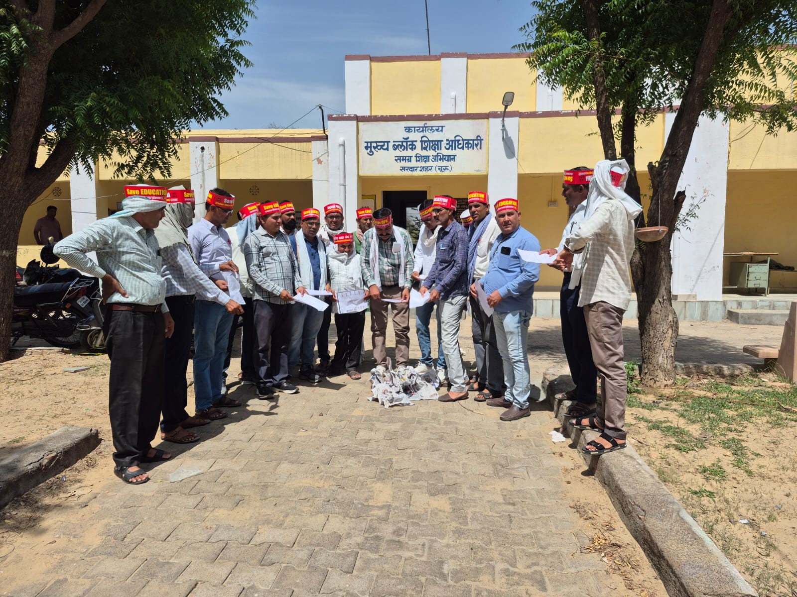 शिक्षा मंत्री के बयान पर जताई कड़ी आपत्ति, बोले- उनके खुद के नाती-पोते निजी स्कूलों में नहीं पढ़ते