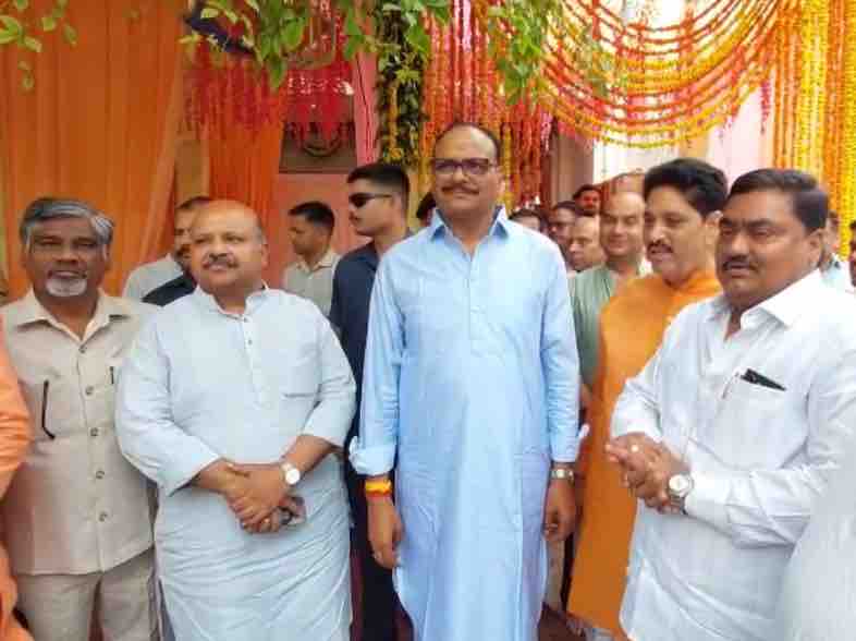कार्यक्रम में बीजेपी कार्यकर्ताओं ने डिप्टी सीएम ब्रजेश का स्वागत किया।