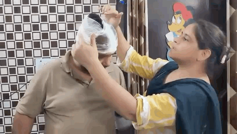 पीड़ित की पत्नी चोट दिखाते हुए