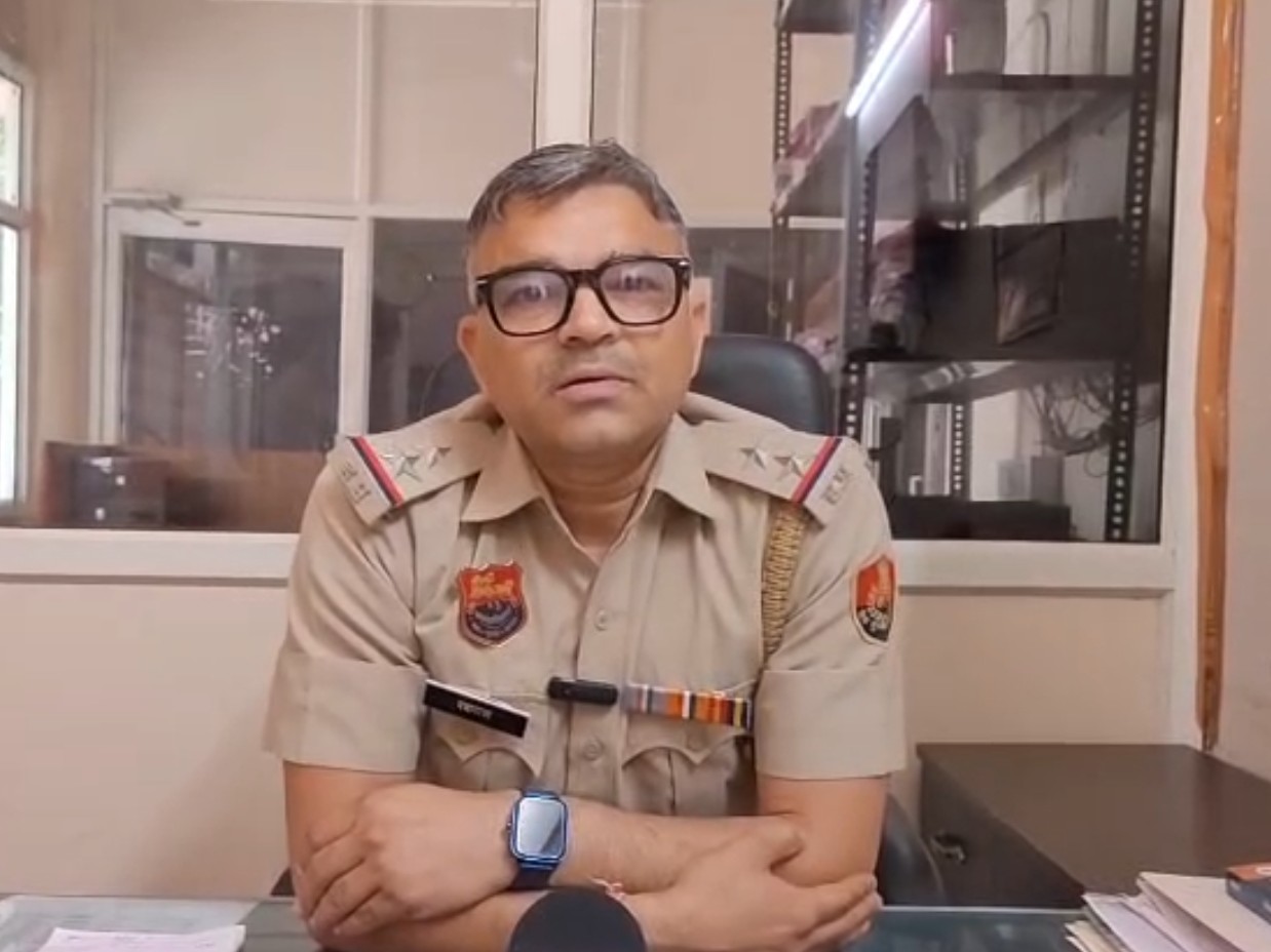 पुलिस प्रवक्ता यशपाल सिंह पूरे मामले की जानकारी देते हुए।