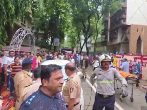 बस में फंसे छात्रों को निकालकर नजदीकी अस्पताल पहुंचाया जा रहा है।