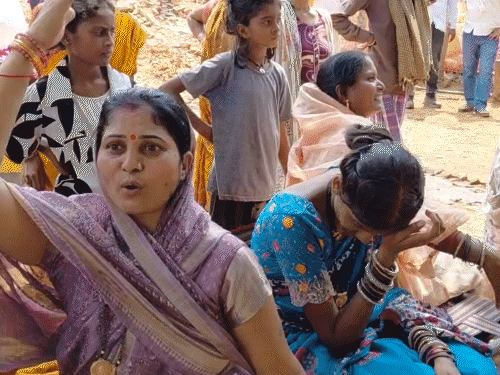 महिलाएं प्रशासन और अफसरों को कोसते हुए दिखाए दी।
