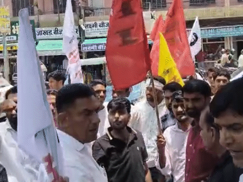 SFI कार्यकर्ता ढाका भवन से रैली निकालकर नारेबाजी करते हुए SP ऑफिस पहुंचे।