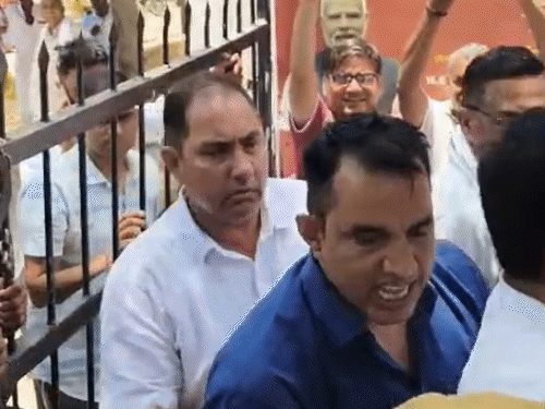 SFI कार्यकर्ताओं ने SP ऑफिस में घुसने की कोशिश की तो पुलिसकर्मियों ने उन्हें गेट पर रोक दिया।