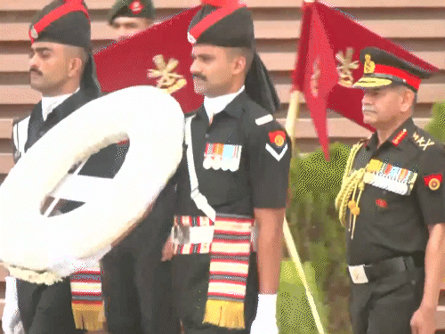 जनरल द्विवेदी नेशनल वॉर मेमोरियल पर श्रद्धांजलि अर्पित की।