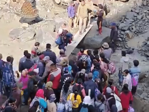 लाहौल स्पीति में जहालमा नाले में बाढ़ के बाद अस्थाई पुल लगाकर लोगों को निकाला जा रहा। - Dainik Bhaskar