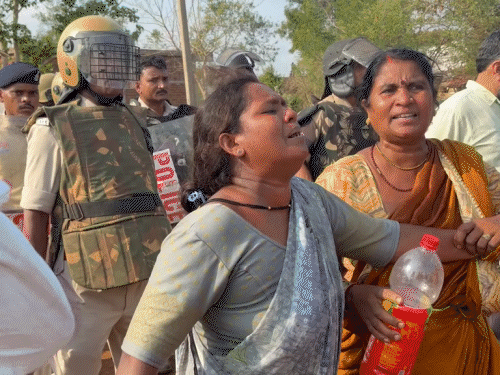 धनेश्वरी ने आखिरी तक विरोध किया, लेकिन घर टूटने से नहीं रोक पाई।