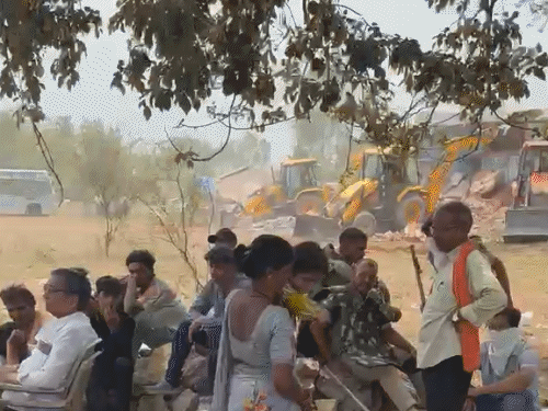 अपने घर को टूटता देख छात्रा रोते-रोते बेहोश हो गई।