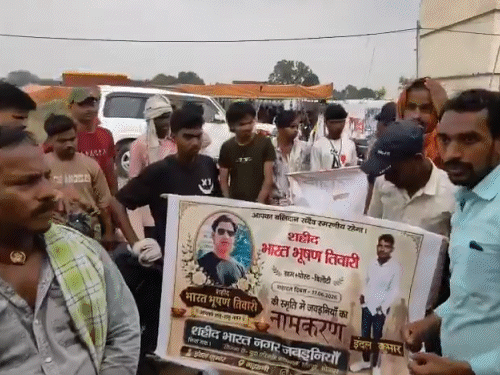 भरत के घर के बाहर लोग पोस्टर लेकर पहुंचे। इसके जरिए न्याय की मांग की गई।