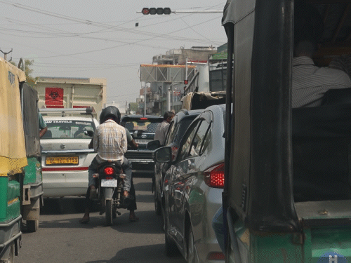 As Delhi approached, the traffic pressure on the expressway increased due to office hours.