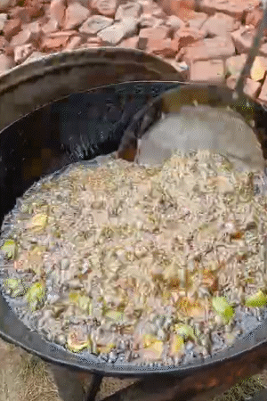 भरतच्या श्राद्धात पुरी-भाजी बनवली जात आहे.