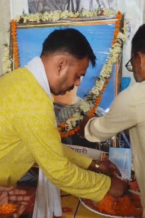 भरत तिवारीला श्रद्धांजली वाहताना लोक.