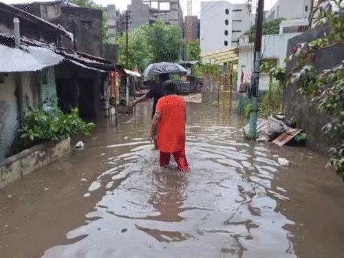 गुजरात के नवसारी में 12 घंटों में 3.6 इंच बारिश हुई। इससे नागतलावाड़ी इलाके में कई घरों में पानी भर गया।