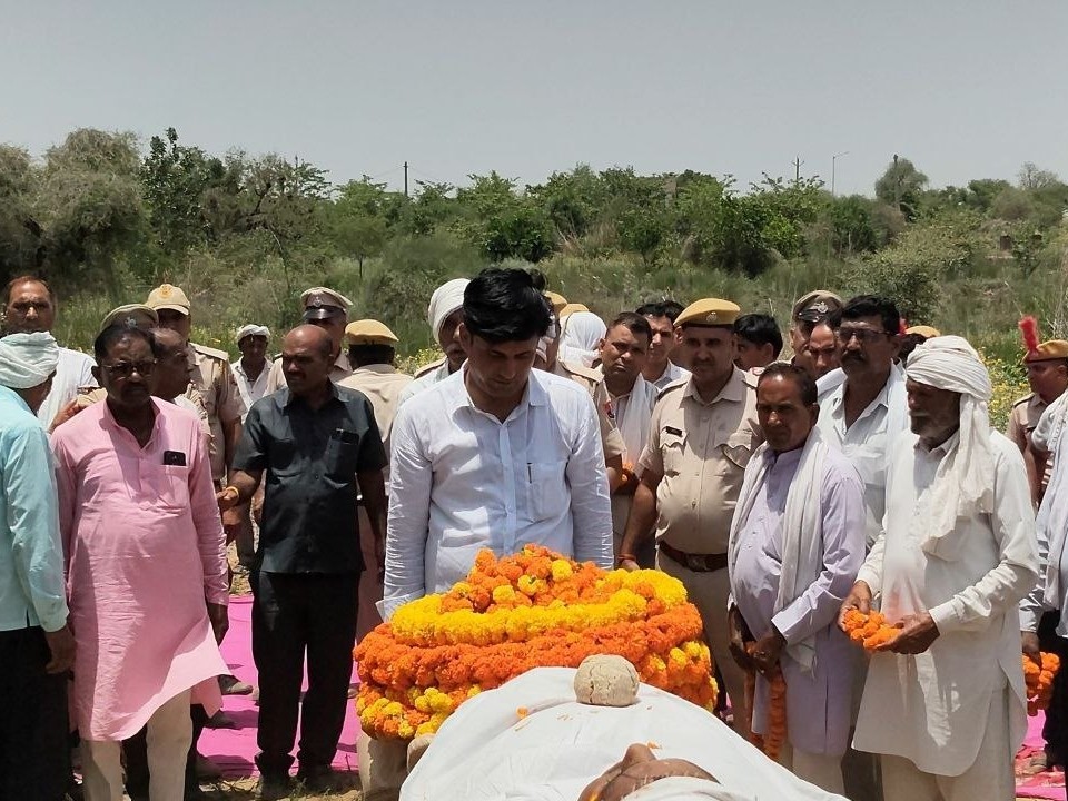 झुंझुनूं पुलिस लाइन से एएसआई नेतराम के नेतृत्व में सलामी दी गई।