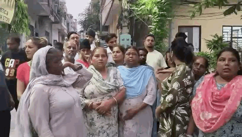 जानकारी देते हुए मोहला निवासी