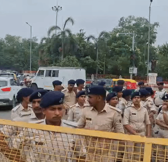 जेपी गोलंबर के पास अभ्यर्थियों को रोका गया।