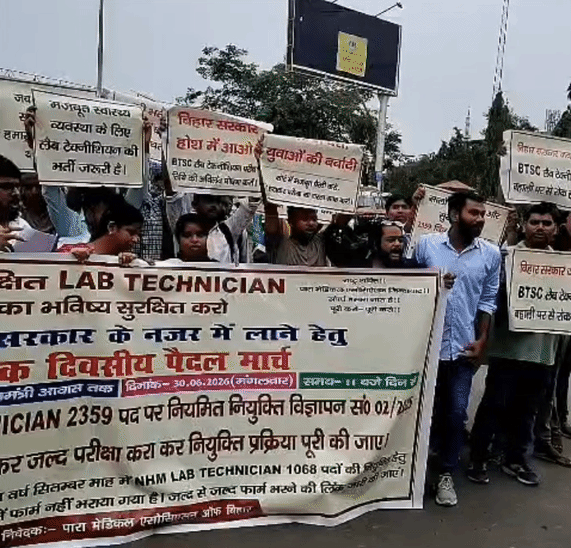 पटना की सड़कों पर निकाला पैदल मार्च।