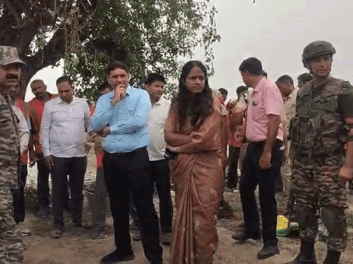 घटना की सूचना मिलने के बाद DC अजय सिंह तोमर और कैंट SDM कनिका भी धन्यौड़ा गांव में पहुंचीं।