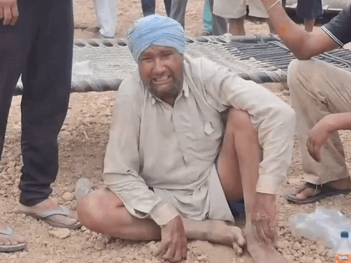 पोते के बोरवेल में गिरने के बाद रोते उसके दादा करनैल सिंह।